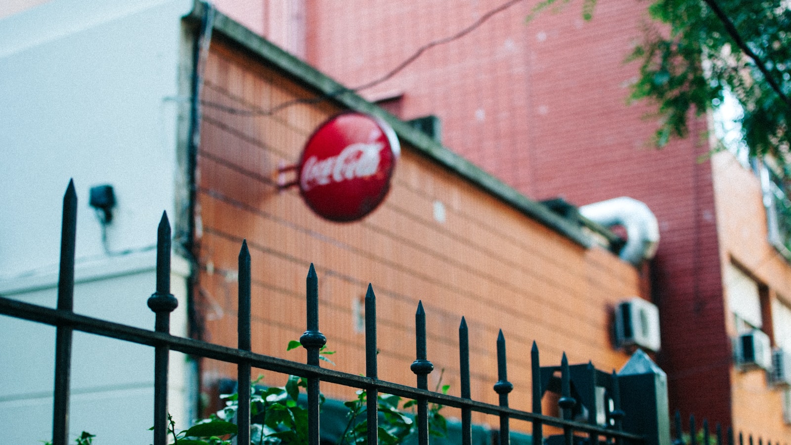 Coca-Cola’s new ‘Masterpiece’ NFT collection boasts $543,660 in earnings over 3 days 1. Coca-Cola Launches 'Masterpiece' NFT Collection