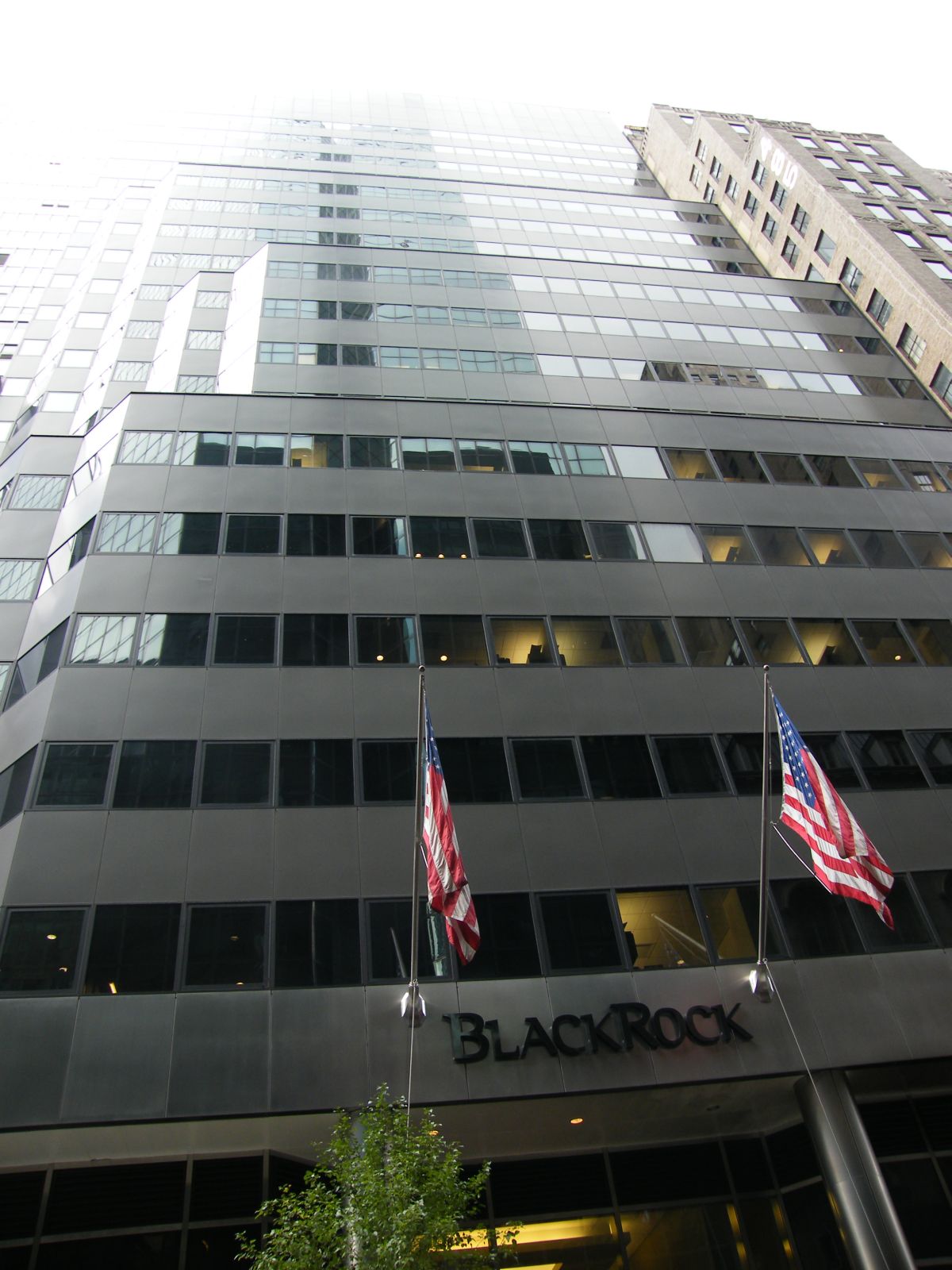 SEC Delays BlackRock, Fidelity, And Other's Spot Bitcoin ETF Applications 1. SEC Postpones Bitcoin ETF Applications from BlackRock, Fidelity, and Others