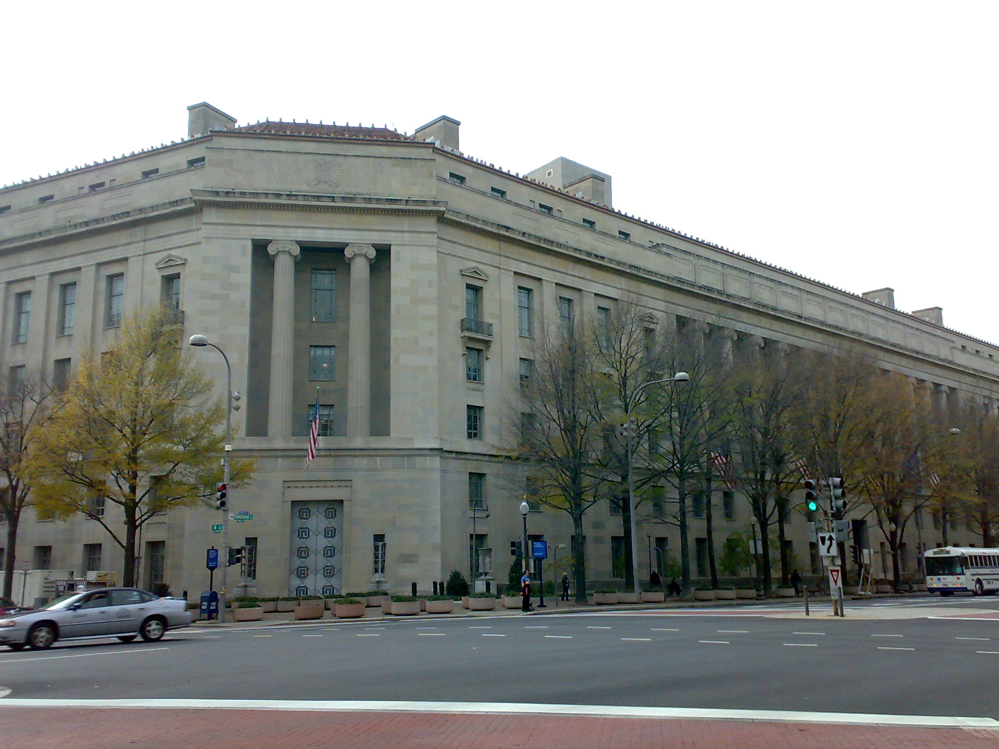 DOJ Slams Sam Bankman-Fried’s ‘Intrusive’ Proposed Jury Questions 1. U.S. Department of Justice Criticizes FTX's Proposed Jury Questions