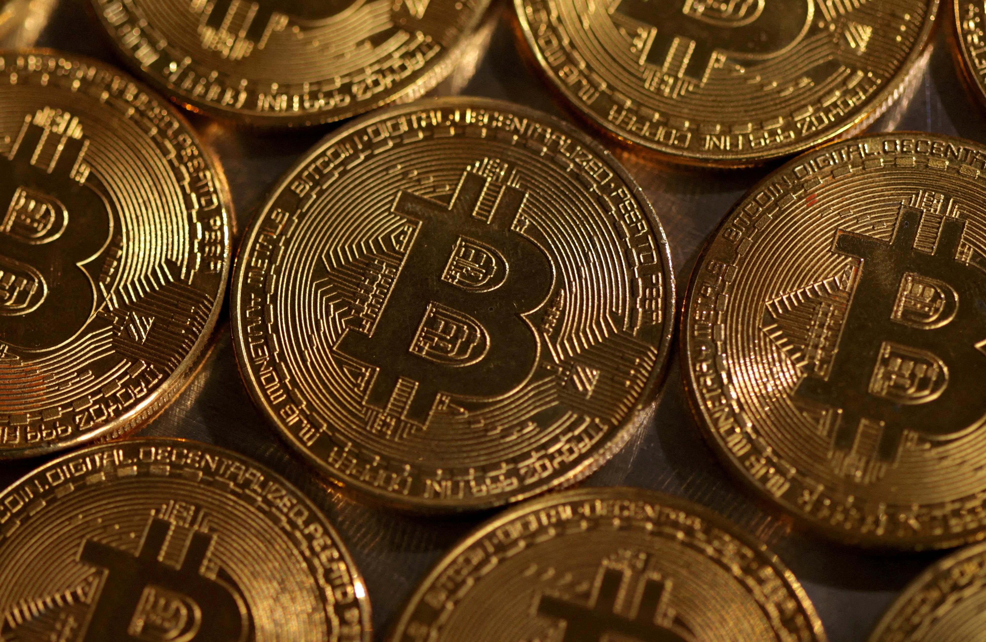 <p><strong>What Is Bitcoin: A Comprehensive Guide for Beginners</strong></p> - The Investment Landscape of Bitcoin: Navigating Prospects and Pitfalls