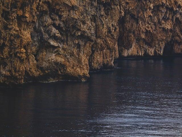 8 Easy Oversized Sweater Outfits to Wear on Repeat Seasonal Color Palettes: Refresh Your Sweater Wardrobe