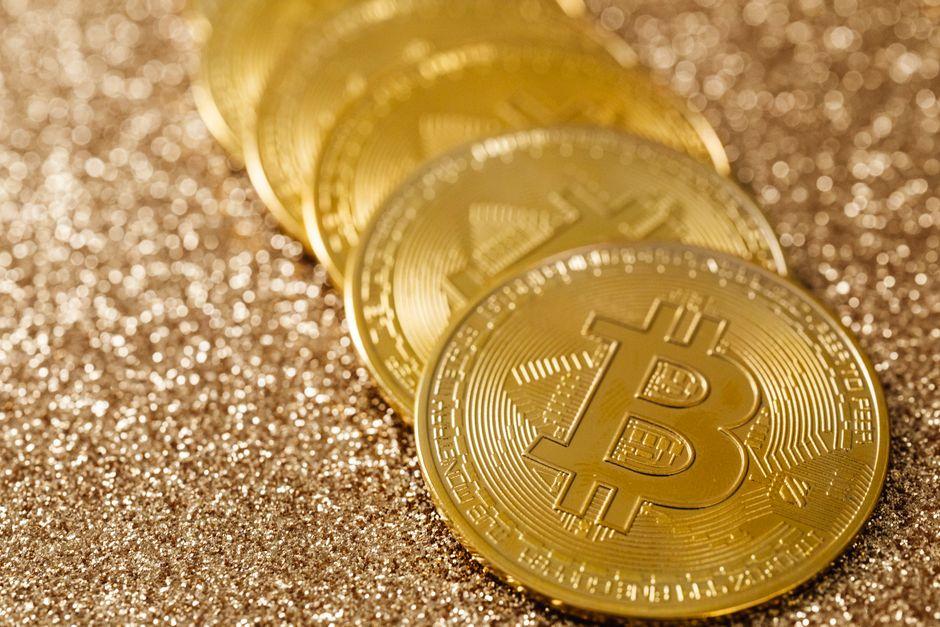 Bitcoin Tests Two-Week Low at $62K as Tech Stocks Waver on Wall Street