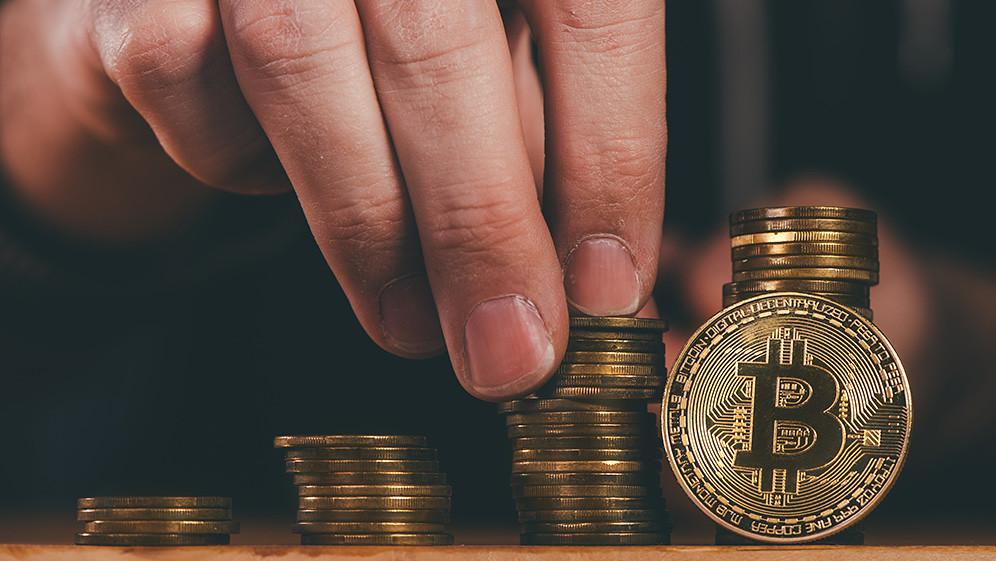 Here are several more engaging headline options you can use – pick a tone (sensational, neutral, or analytical) you prefer:
1. Crypto Bloodbath: Major Coins Slide as CZ Fallout Rattles Markets
2. Market Shock: Crypto Majors Plummet After CZ Sparks Cont